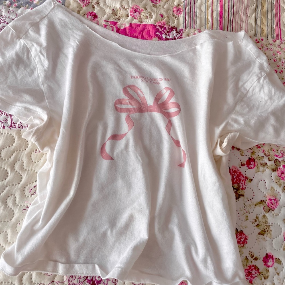 H&M White Short Sleeve Tee with Pink Bow Graphic